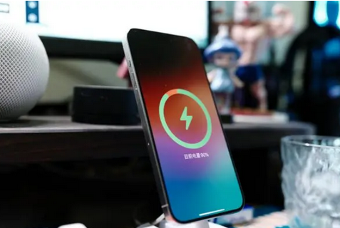 天涯镇苹果15换屏服务分享用什么充电器给iPhone15充电更好 